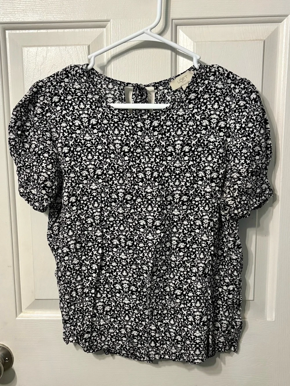 Loft Black & White Floral Puff-Sleeve Blouse